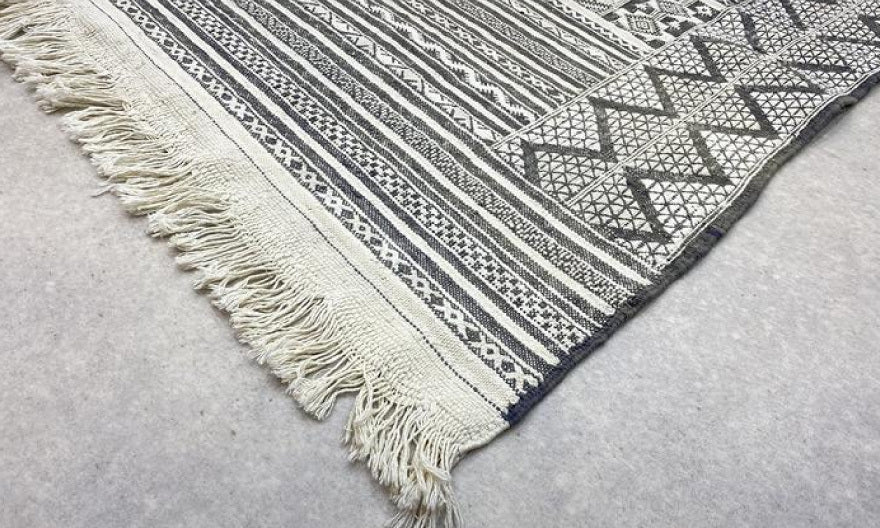 Le Kilim: l’incontournable tapis en laine douce, couleurs naturels et motifs géométriques intemporels.